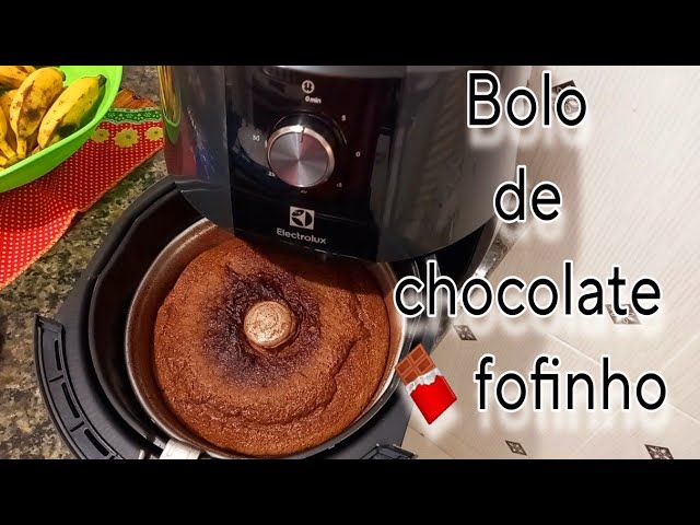 Bolo de chocolate na AIRFRYER 🍰 Vocês também são igual a esse bolo?