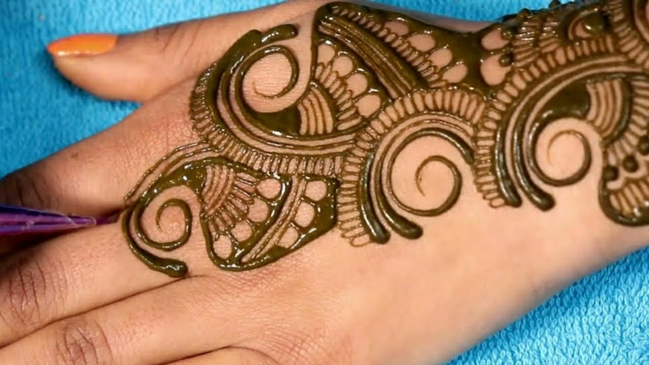 Karawa Chauth Mehndi Design | Bride Making Using Henna | Karva ...