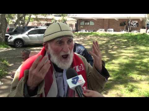 ბაბუ ამერიკის დროშით, ყოველ დილით, \"ოცნებაზე\" ლოცულობს