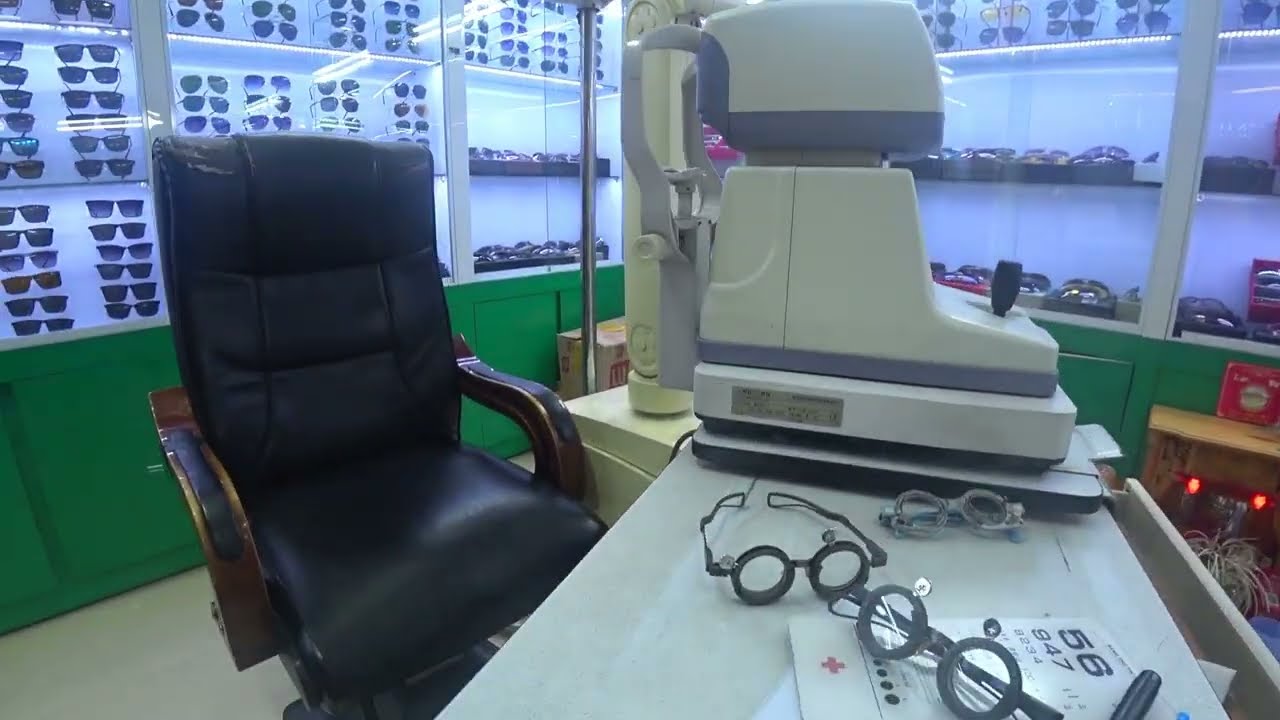 Оптика в Нячанге, Вьетнаме. Проверка зрения,изготовление очков с различными линзами.