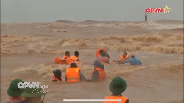 Khoảnh khắc lực lượng đặc công nước bơi vượt lũ cứu các thuyền viên bị nạn trong cơn bão miền Trung