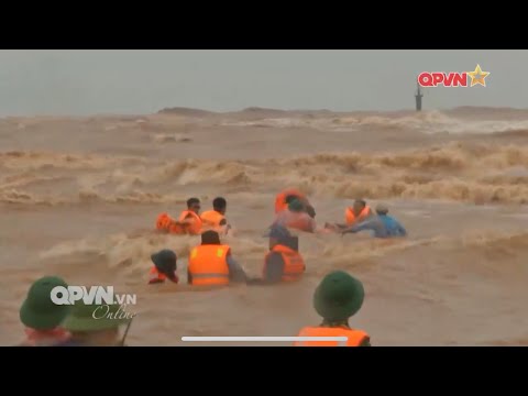 Video Khoảnh khắc lực lượng đặc công nước bơi vượt lũ cứu... - youtube