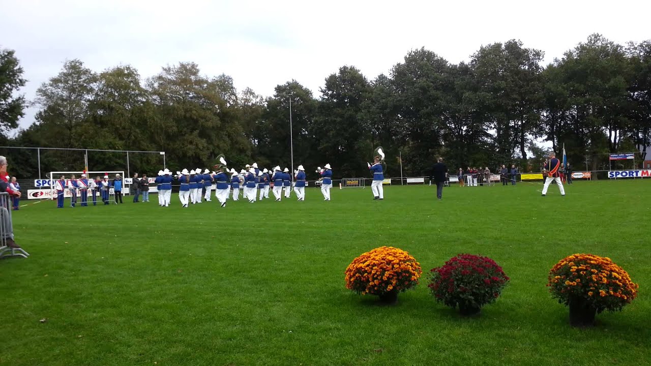 Drumfanfare Avanti stilstaand en mars uitvoering.
