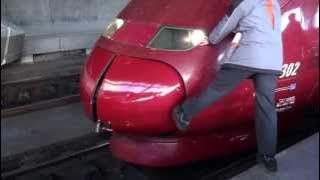 2011-12-10 [Thalys] Beautiful kick-assisted coupling operation at Brussels South Station, THA 9318