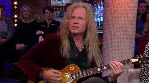 Hoe bespeel je een Gibson gitaar? Adje geeft les! - RTL LATE NIGHT