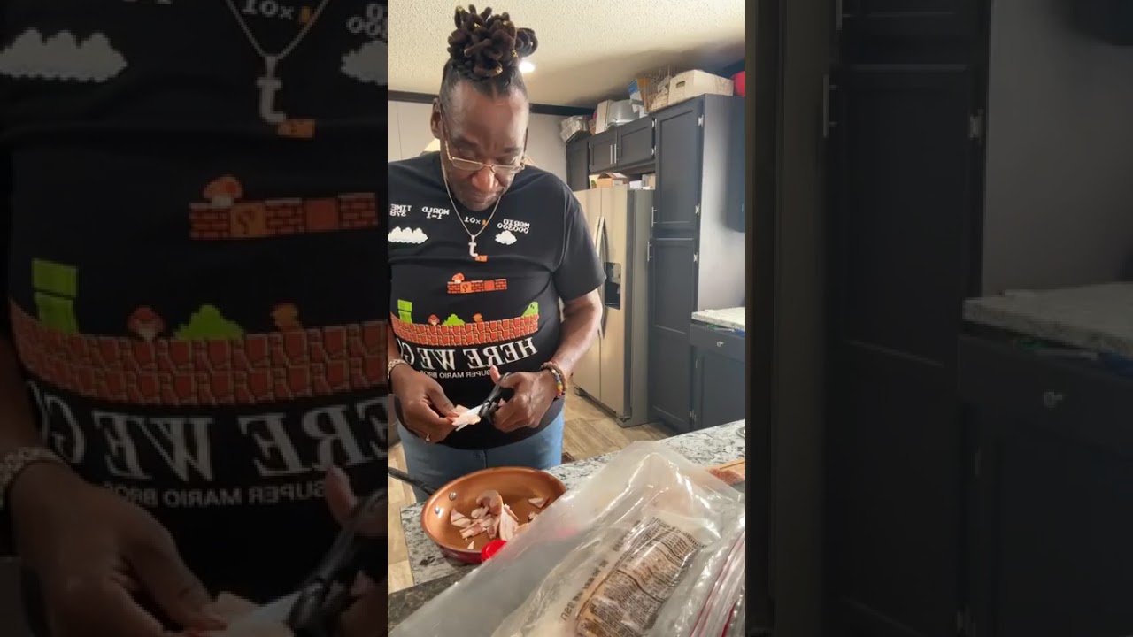 Миссис Нетта готовит для Чарльза на обед рыбу, запеченную с лимонным перцем.