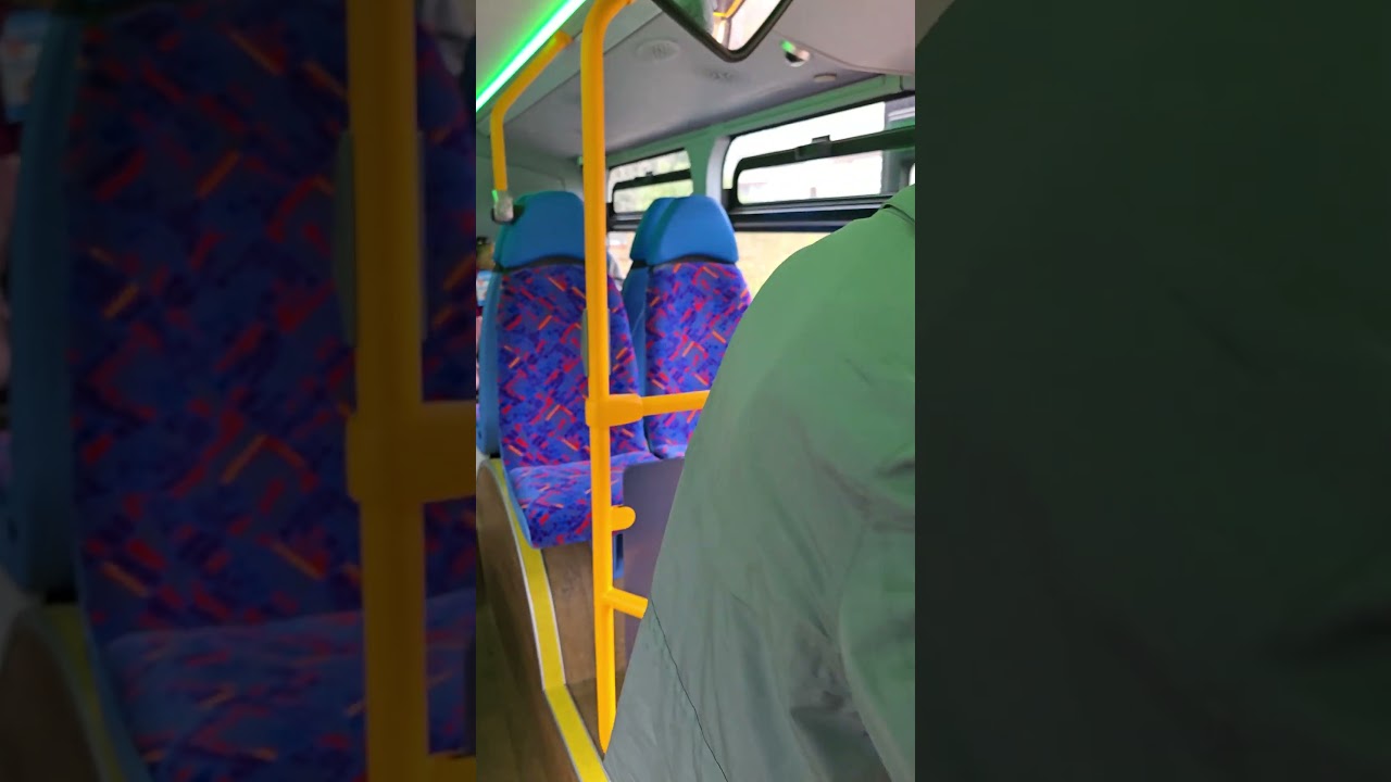 Майкл выходит из нового автобуса BYD BD11, маршрут W8, Лондон, 15 ноября 2025 года 