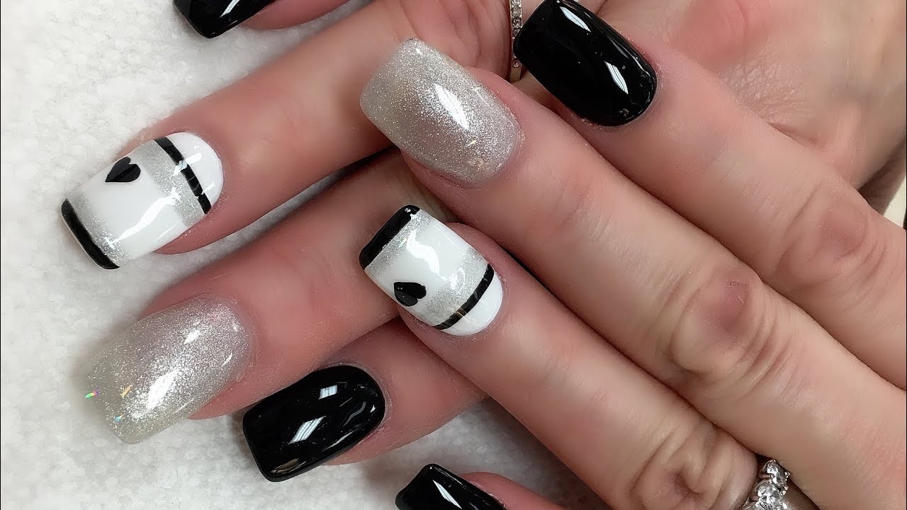 Đắp móng tay đen trắng đã trở thành một xu hướng nail art phổ biến trên toàn thế giới, đặc biệt là ở Việt Nam. Năm 2024, các salon nail đều sẵn sàng phục vụ bạn với nhiều hình ảnh độc đáo và sáng tạo. Hãy thử những đường kẻ đen trắng đơn giản hoặc các mẫu trang trí phức tạp hơn - chắc chắn bạn sẽ thích nghi.