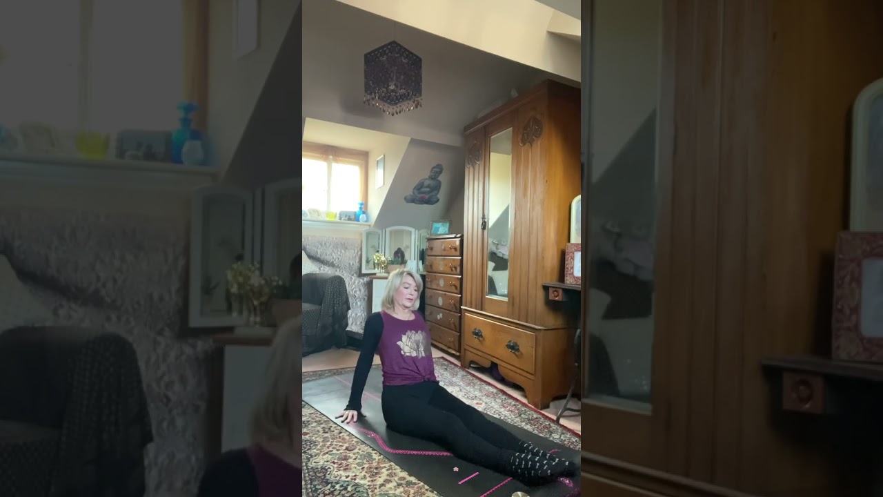 Reverse tabletop and reverse plank challenge. Let me know how you do?! Building strength💪🏼 