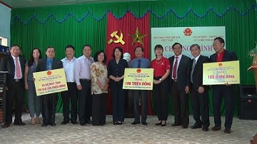 Phó Chủ tịch nước Đặng Thị Ngọc Thịnh thăm, tặng quà gia đình chính sách ở Quảng Nam