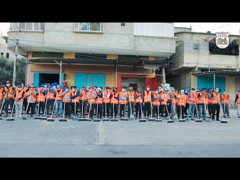 التكرم بالمشاهدة إنطلاق العمل في مشروع كنس رمال الشوارع والأرصفة بخان يونس ل114 من صناع الجمال