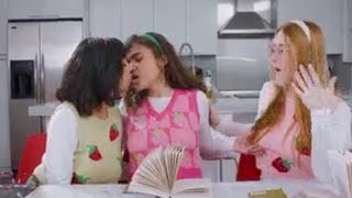 Lesbian Kiss 💋  Threesome