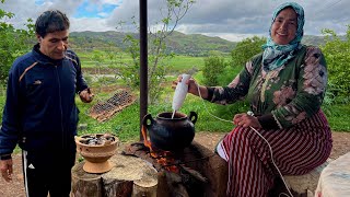 اعداد حساء العدس الاحمر مع السمك المشوي في جو ممطر