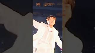 la vez que jungkook ? no podía dejar de mirara a una hermosa Army ❤?