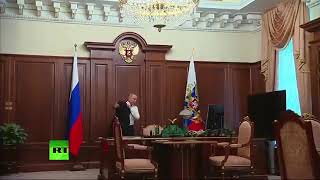 Vladimir Putin walking from his office to his car..👆🏿👆🏿