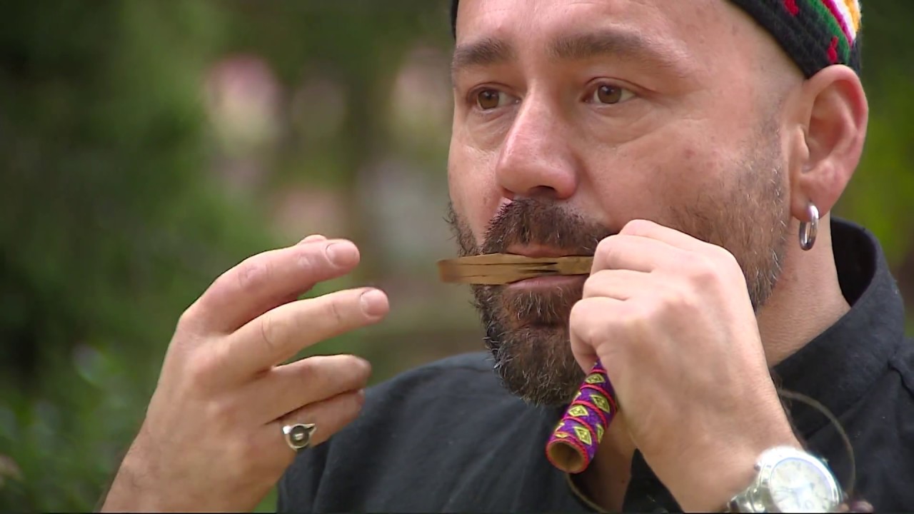 игра на варгане. мастер класс по игре на варгане. игра на варгане. человек играющий на варгане. варган девушка.