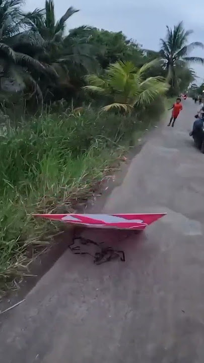 Aksi rebutan layangan besar di jalan raya