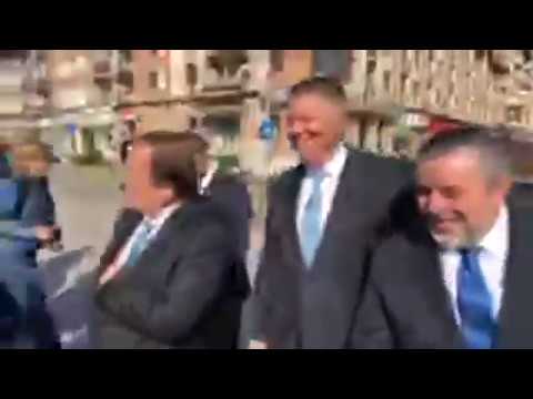 Iohannis face selfie cu locuitorii Sucevei