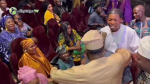 DRAMA AS ODUNLADE ADEKOLA SURPRISED ACTOR OGBOLUKE WITH LEGENDARY AWARDS AND 1.5M NAIRA AT AWARDS