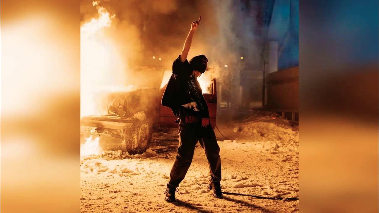 Русский парень в огне не. Горит и поет слушать. Горит и поет слушать. Мальчик поет не русский. Ульяновские пацаны поют.