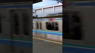 戸田駅にてりんかい線700-00系快速通過