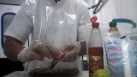 Pode lavar o camarão com vinagre?
