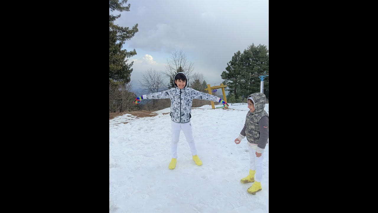 murree aubiya  kids enjoying in the snow