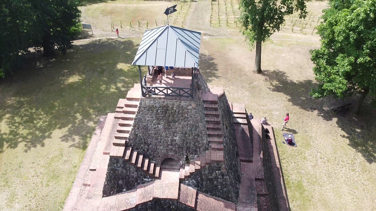 Hennickendorf Wachtelberg und die Pyramide Garzau