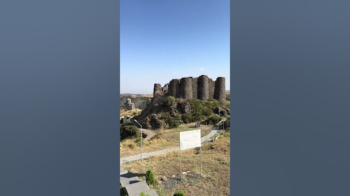 Ինչ-որ մեկը քացով քանդում է Ամբերդի պարիսպից մի հատված #asekose #news