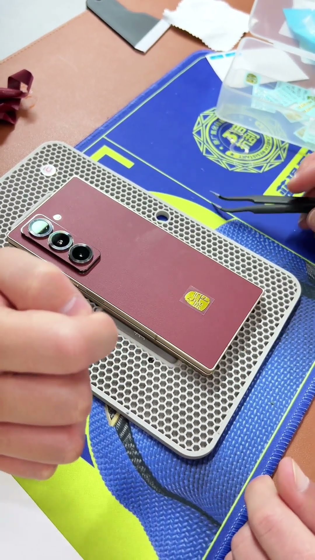 Samsung W25 New Year red back film, very very beautiful! Ultra-thin back film does not hurt your