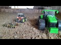 Fazenda de brinquedo preparando a terra para plantar o BRS capiaçu