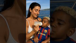 La influencer Fati Vázquez le da la leche a Lamine Yamal en un yate de vacaciones