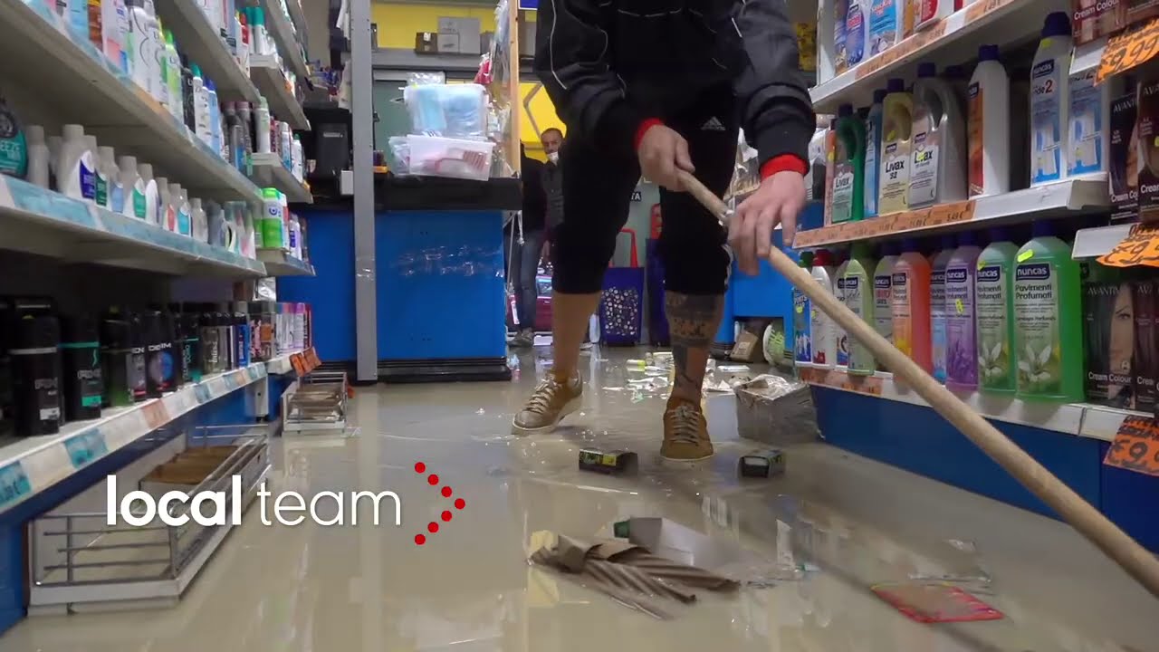 Crotone allagata, danni: supermercato invaso dall'acqua