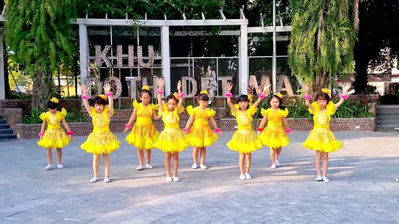 Múa Món quà tặng cô - lớp 3H trường Nguyễn Trãi Nam Định