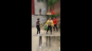 农村家庭欢乐时光:婆婆学转呼啦圈