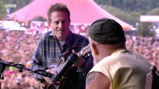 Seasick Steve performs &#39;It&#39;s A Long Long Way&#39; at Reading Festival 2011 - BBC