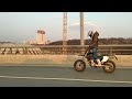 Suzuki DRZ 400 sm и Honda XR 400 sm в городе