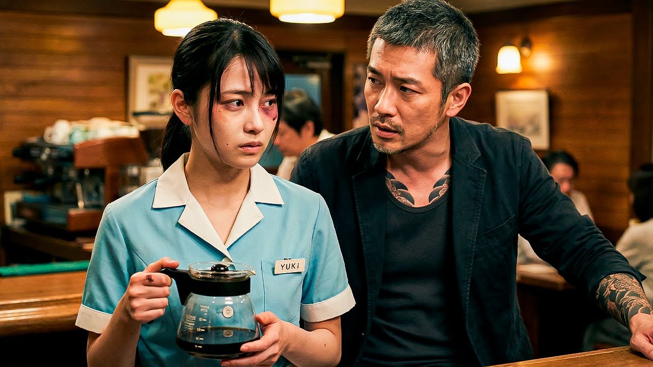 「このあざ…何があったの？」ヤクザがウェイトレスの顔を見た瞬間、店内に静寂が訪れ、皆が恐怖で彼の次の行動を待っていた。