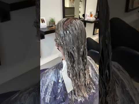 Video: Wie man krauses Haar wäscht (mit Bildern)