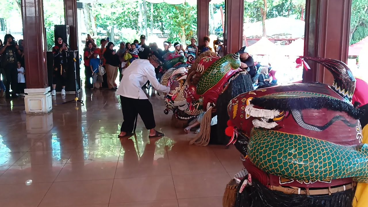 SENI BARONGSAI SUNDA abah oom live di alun-alun cimahi (golempang dengan aura sakral) 