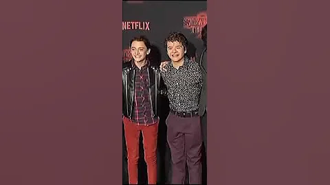يلمس مؤخرة زميلته على المباشر هي تستمتع 