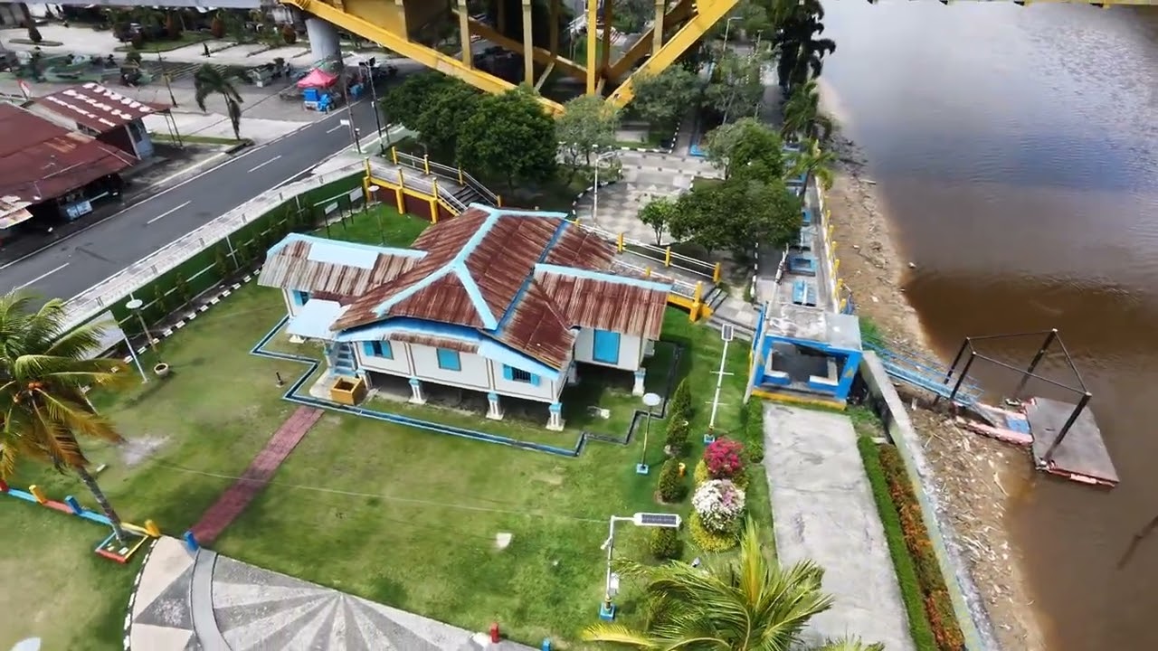 Melayang di taman jembatan sungai Siak 🧚🌺🍁