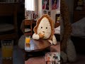 カレーパンを食べているあみぐるみ