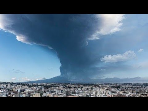 🌋 7 mile high ash clouds block the sun as Mt Etna erupts, Sicily, Italy 🇮🇹  February 21 2022 Catania