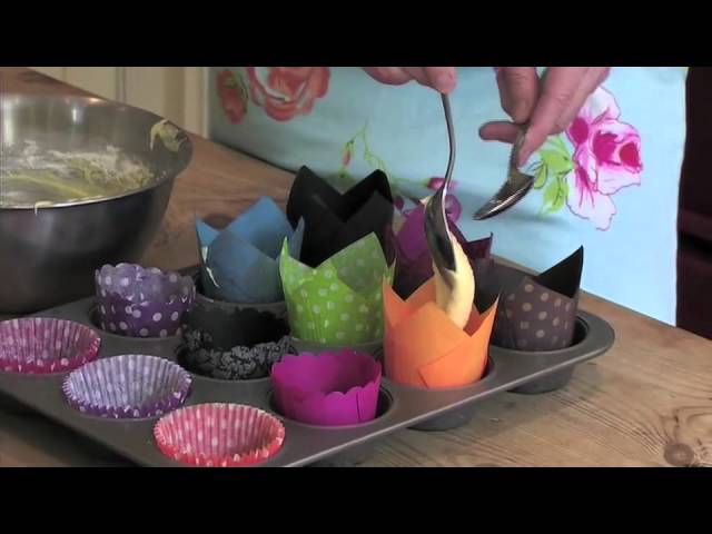 How to Make Muffin Liners out of Parchment Paper (with Video!) - Sugar Spun  Run