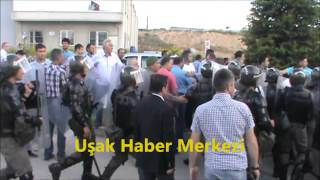 Uşakta Protestocular Akil İnsanların Aracına Saldırdı