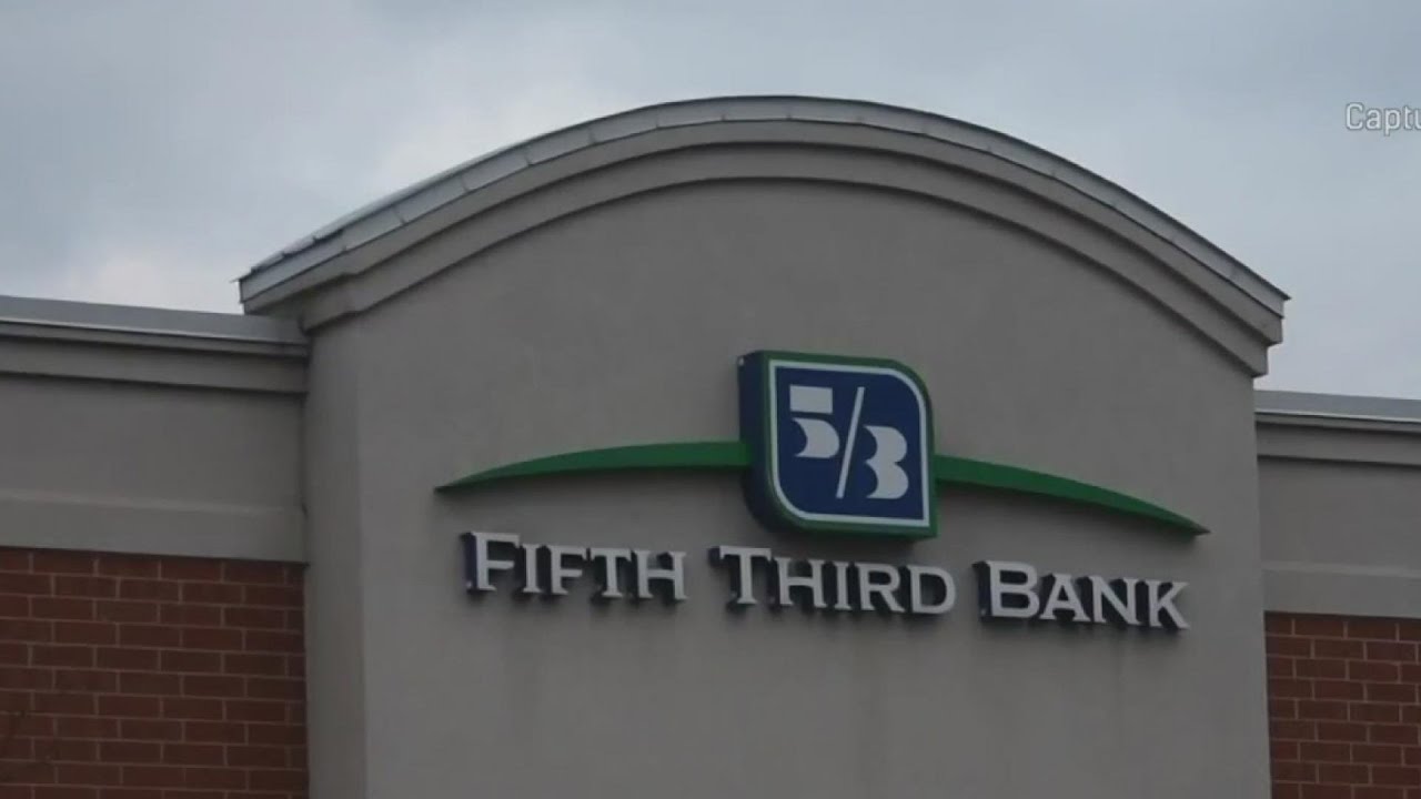 FBI responds to bank robbery at Fifth Third in Des Plaines - YouTube