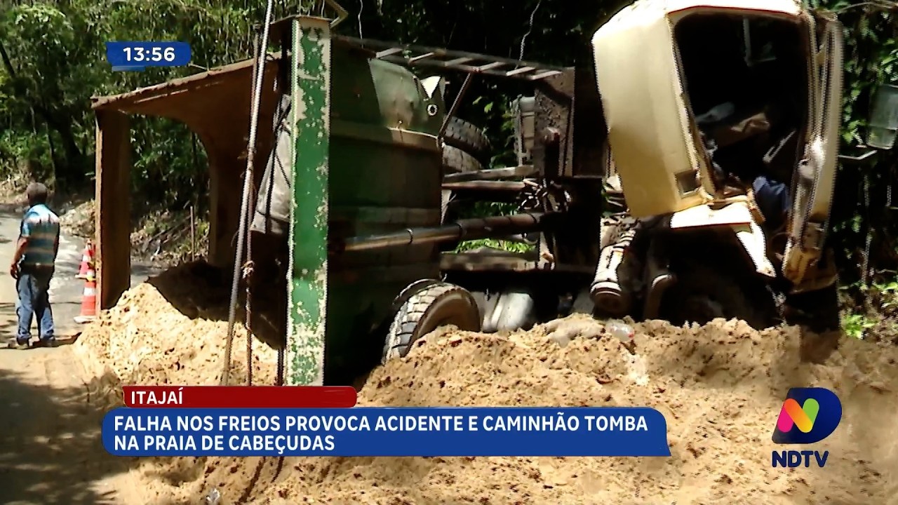 Caminhão tomba na Praia de Cabeçudas, em Itajaí, após falha nos freios