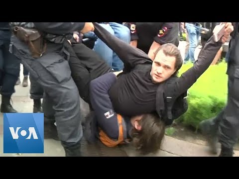 Russia Police Detain Protesters in St. Petersburg As Over 40,000 Rally in Moscow