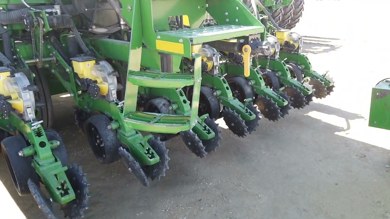2013 JD DB66 planter, Hydraulic drive, liquid fertilizer; In-furrow w/750 gallon tank, Dosatron app